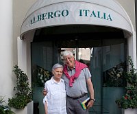 DSC 8874 Rosali and Gert in front of Albergo Italia